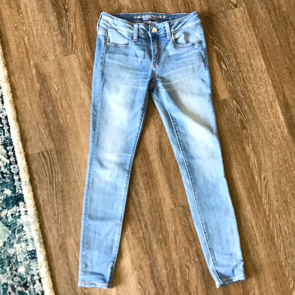 American Eagle Size 4 Light Wash Skinny Jeans